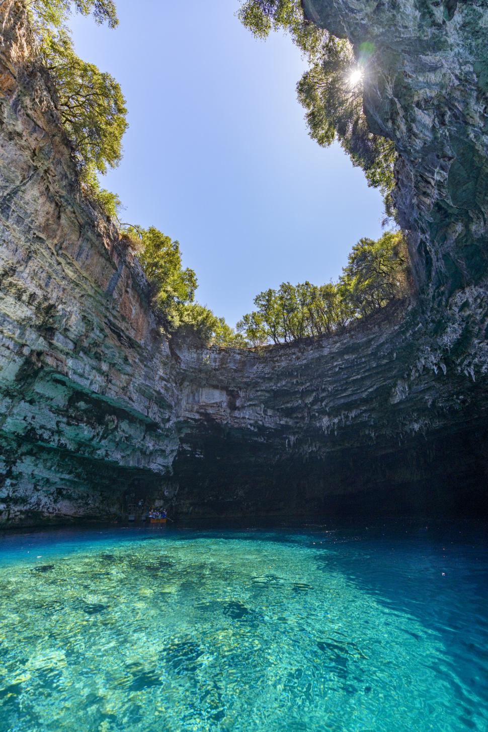 Peștera Melissani, un paradis turcoaz în Kefalonia: Adăposteşte un lac sărat subteran, scăldat de lumină prin tavanul prăbușit 1057806