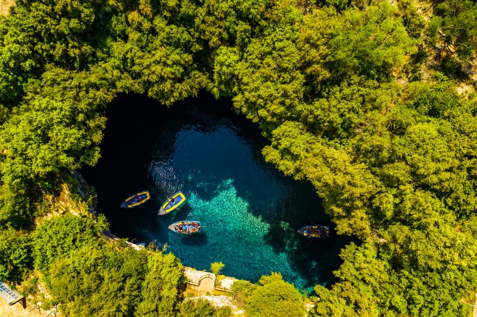 Peștera Melissani, un paradis turcoaz în Kefalonia: Adăposteşte un lac sărat subteran, scăldat de lumină prin tavanul prăbușit 1057807
