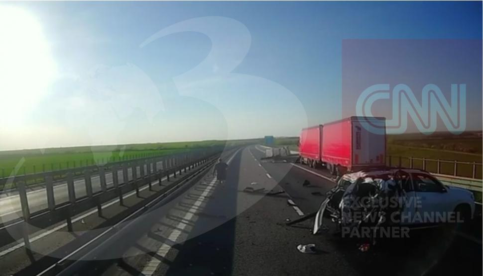 Accident cumplit pe A1. Doi soți au fost spulberați de un TIR care a lovit o mașină pe banda de urgență. Intervine elicopterul SMURD  1058809