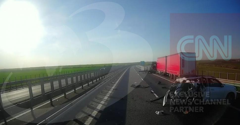 Accident cumplit pe A1. Doi soți au fost spulberați de un TIR care a lovit o mașină pe banda de urgență. Intervine elicopterul SMURD  1058810