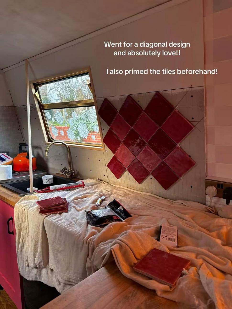 O femeie spune că cea mai bună idee din viața ei a fost să se mute pe o barcă. Ce economii face și ce a reușit să facă cu banii 1058666