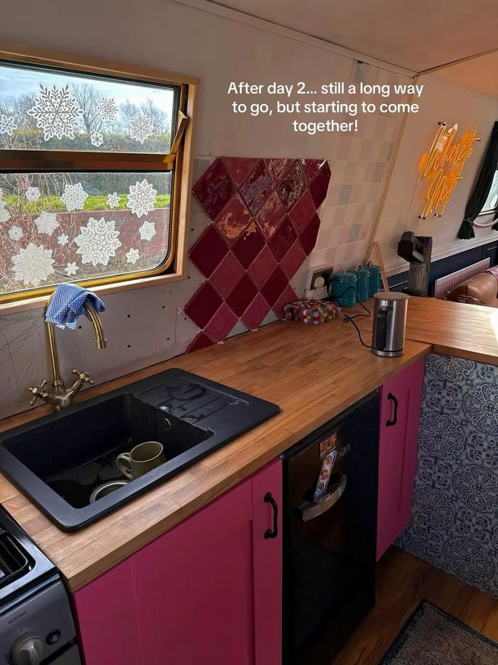 O femeie spune că cea mai bună idee din viața ei a fost să se mute pe o barcă. Ce economii face și ce a reușit să facă cu banii 1058667