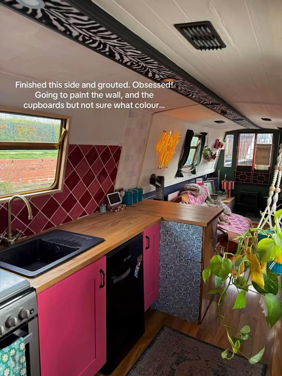 O femeie spune că cea mai bună idee din viața ei a fost să se mute pe o barcă. Ce economii face și ce a reușit să facă cu banii 1058668