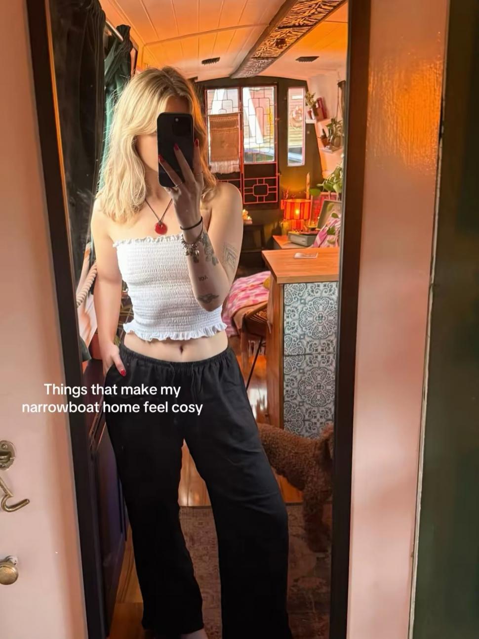 O femeie spune că cea mai bună idee din viața ei a fost să se mute pe o barcă. Ce economii face și ce a reușit să facă cu banii 1058669