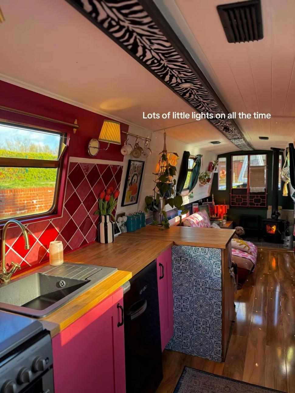 O femeie spune că cea mai bună idee din viața ei a fost să se mute pe o barcă. Ce economii face și ce a reușit să facă cu banii 1058670