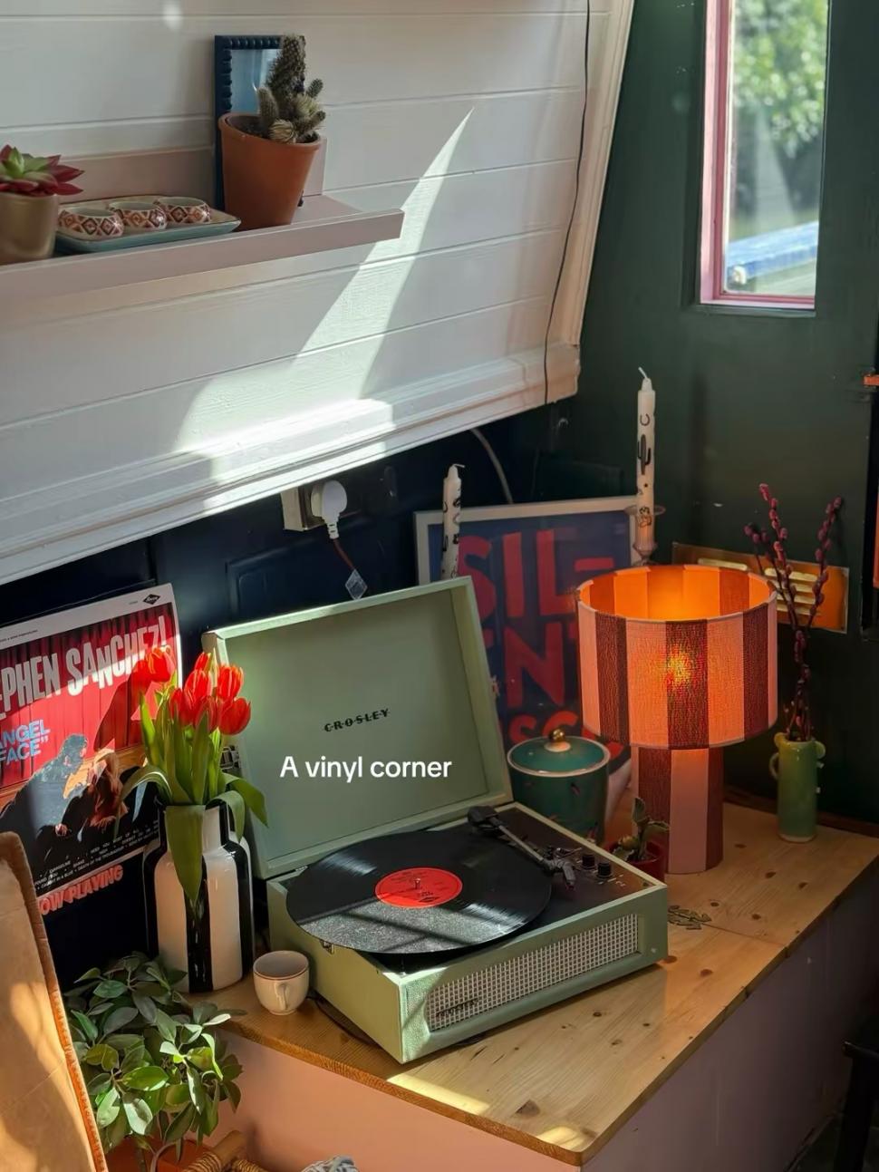 O femeie spune că cea mai bună idee din viața ei a fost să se mute pe o barcă. Ce economii face și ce a reușit să facă cu banii 1058671