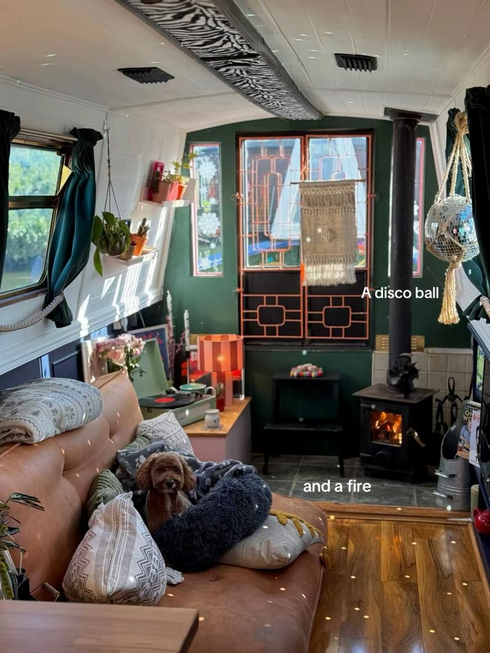 O femeie spune că cea mai bună idee din viața ei a fost să se mute pe o barcă. Ce economii face și ce a reușit să facă cu banii 1058673