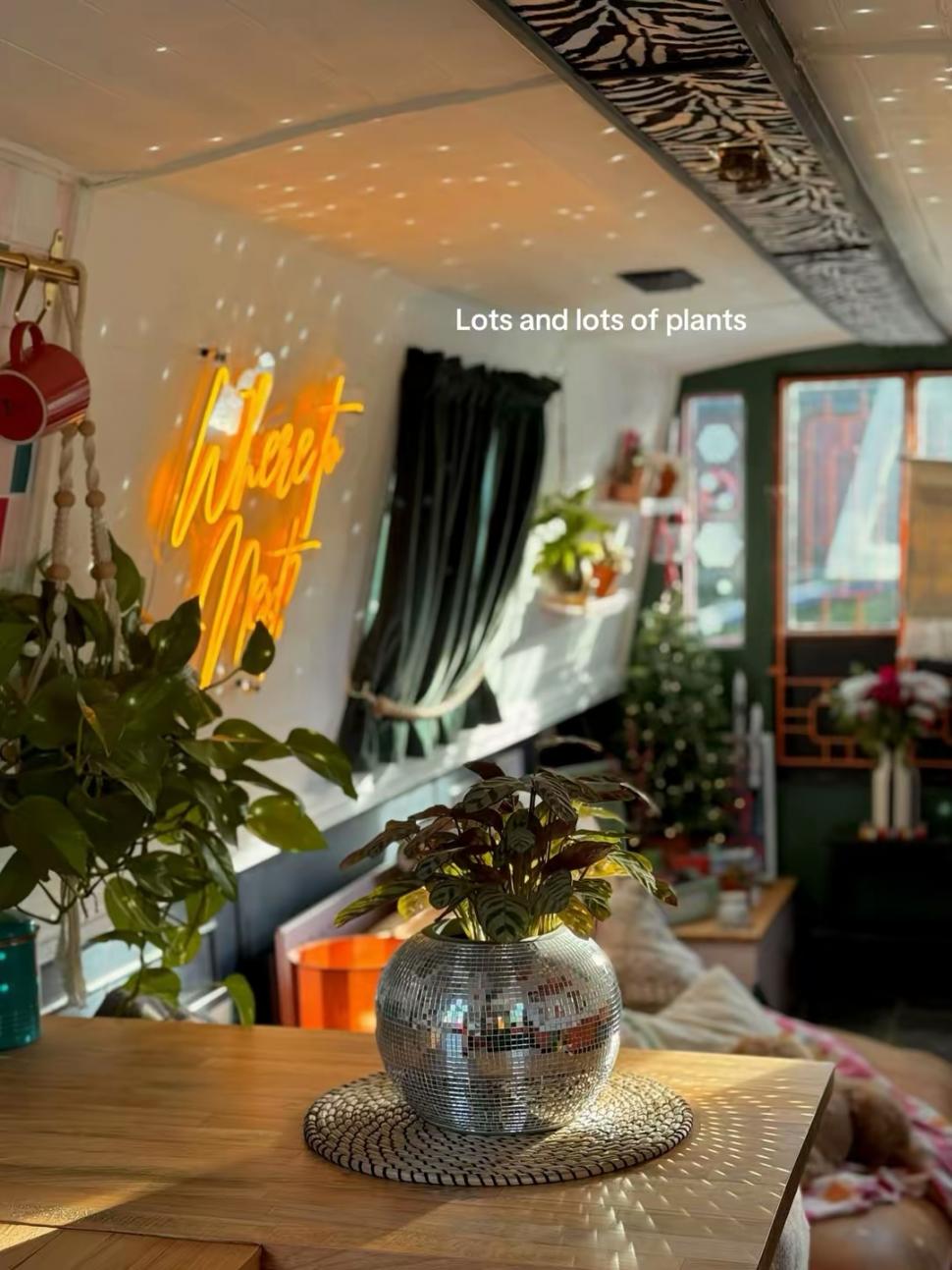 O femeie spune că cea mai bună idee din viața ei a fost să se mute pe o barcă. Ce economii face și ce a reușit să facă cu banii 1058675