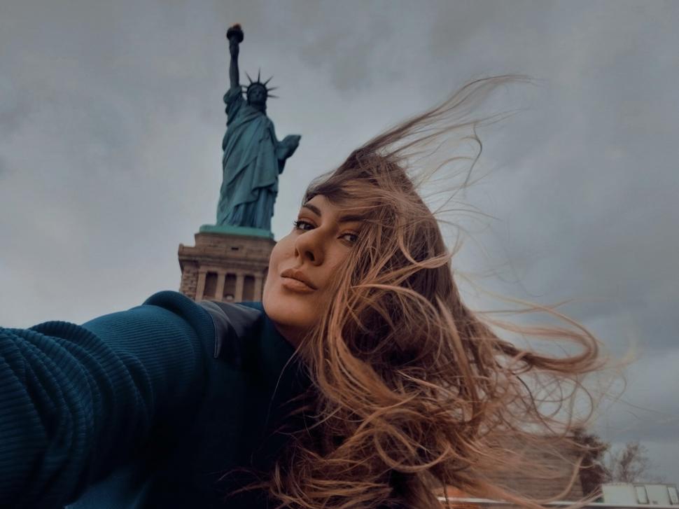 Spioana trimisă de ruși la New York s-a îndrăgostit de o americancă ce s-a dovedit a fi o agentă de contrainformații ucraineană 1058716