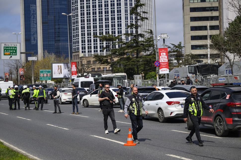 Atac terorist, la consulatul Israelului din Istanbul: Doi polițiști au fost împușcați. Trei atacatori au fost „neutralizați” 1058970