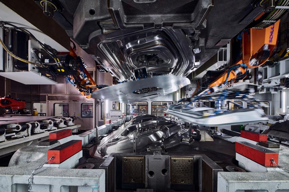 Cea mai veche fabrică BMW devine prima „iFACTORY” din lume, unde AI, roboți și gemeni digitali construiesc exclusiv mașini electrice 1059010