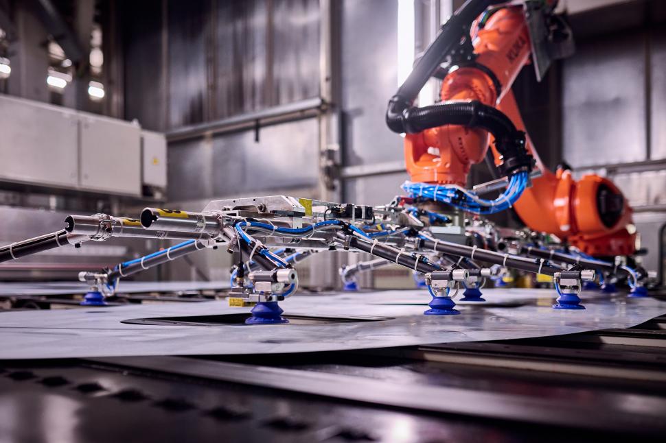 Cea mai veche fabrică BMW devine prima „iFACTORY” din lume, unde AI, roboți și gemeni digitali construiesc exclusiv mașini electrice 1059011