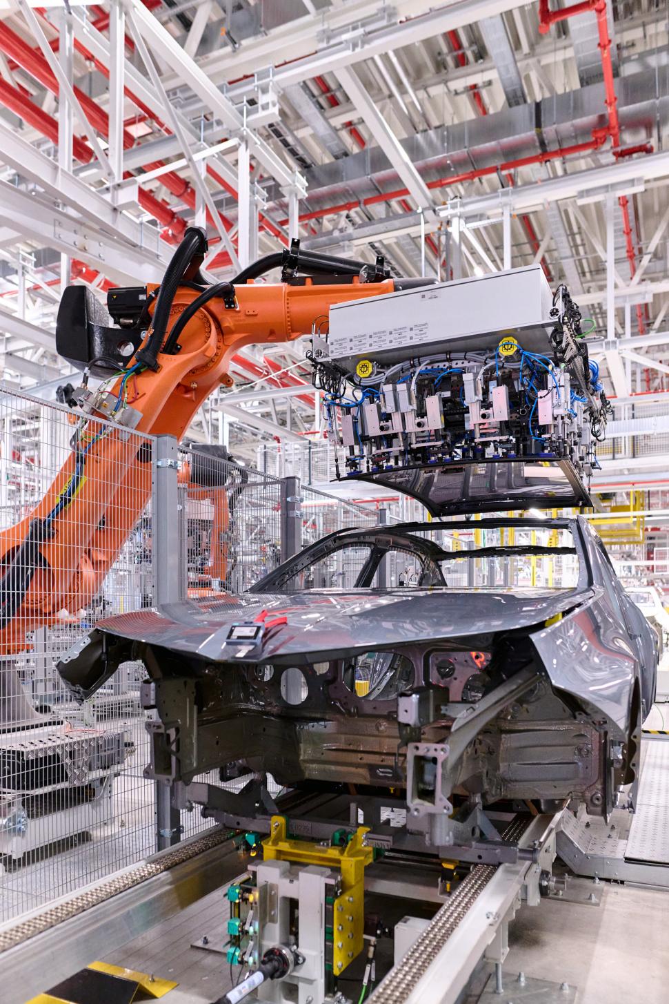 Cea mai veche fabrică BMW devine prima „iFACTORY” din lume, unde AI, roboți și gemeni digitali construiesc exclusiv mașini electrice 1059015