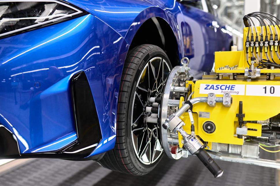 Cea mai veche fabrică BMW devine prima „iFACTORY” din lume, unde AI, roboți și gemeni digitali construiesc exclusiv mașini electrice 1059016