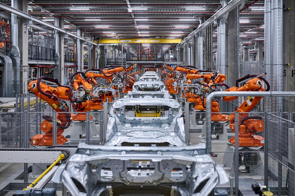 Cea mai veche fabrică BMW devine prima „iFACTORY” din lume, unde AI, roboți și gemeni digitali construiesc exclusiv mașini electrice 1059017