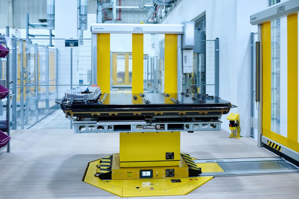 Cea mai veche fabrică BMW devine prima „iFACTORY” din lume, unde AI, roboți și gemeni digitali construiesc exclusiv mașini electrice 1059020