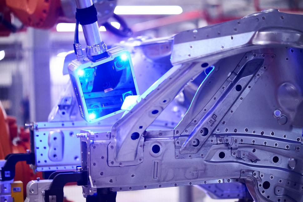 Cea mai veche fabrică BMW devine prima „iFACTORY” din lume, unde AI, roboți și gemeni digitali construiesc exclusiv mașini electrice 1059023