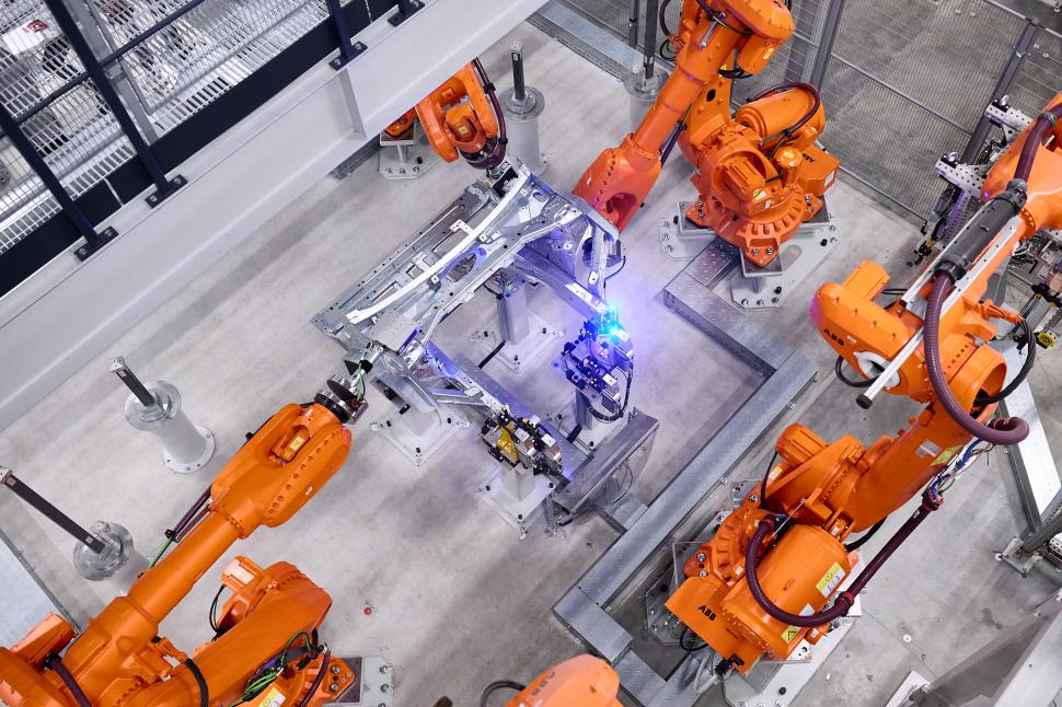 Cea mai veche fabrică BMW devine prima „iFACTORY” din lume, unde AI, roboți și gemeni digitali construiesc exclusiv mașini electrice 1059024