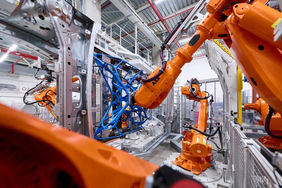 Cea mai veche fabrică BMW devine prima „iFACTORY” din lume, unde AI, roboți și gemeni digitali construiesc exclusiv mașini electrice 1059025