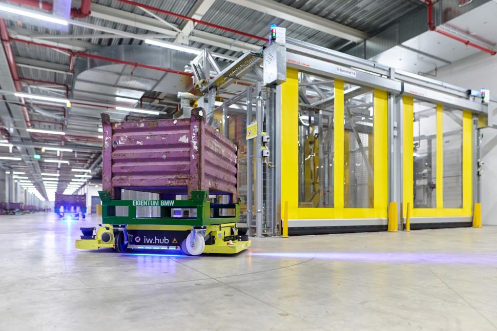 Cea mai veche fabrică BMW devine prima „iFACTORY” din lume, unde AI, roboți și gemeni digitali construiesc exclusiv mașini electrice 1059026