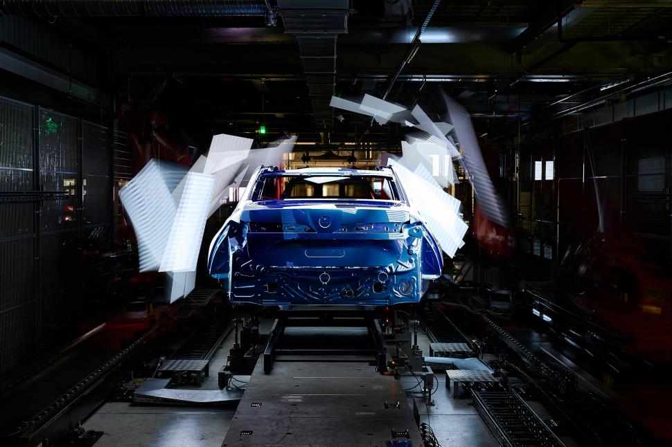 Cea mai veche fabrică BMW devine prima „iFACTORY” din lume, unde AI, roboți și gemeni digitali construiesc exclusiv mașini electrice 1059028