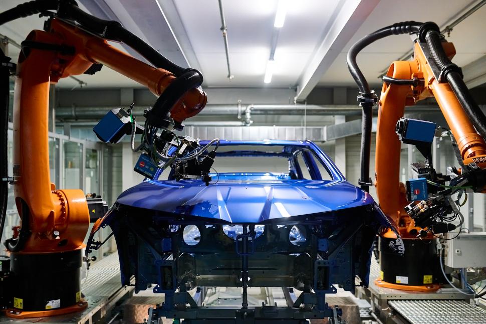 Cea mai veche fabrică BMW devine prima „iFACTORY” din lume, unde AI, roboți și gemeni digitali construiesc exclusiv mașini electrice 1059030