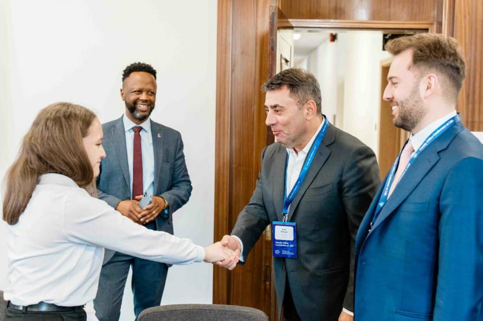 E-INFRA și London Business School: Burse de 500.000 de euro pentru formarea viitorilor lideri români 1059046