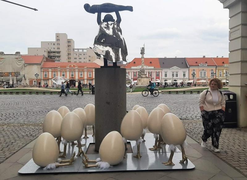 La Timișoara este scandal din cauza „ouălor cu picioare” puse lângă o statuie. Artistul cere să fie mutate, primăria nu vrea 1058980