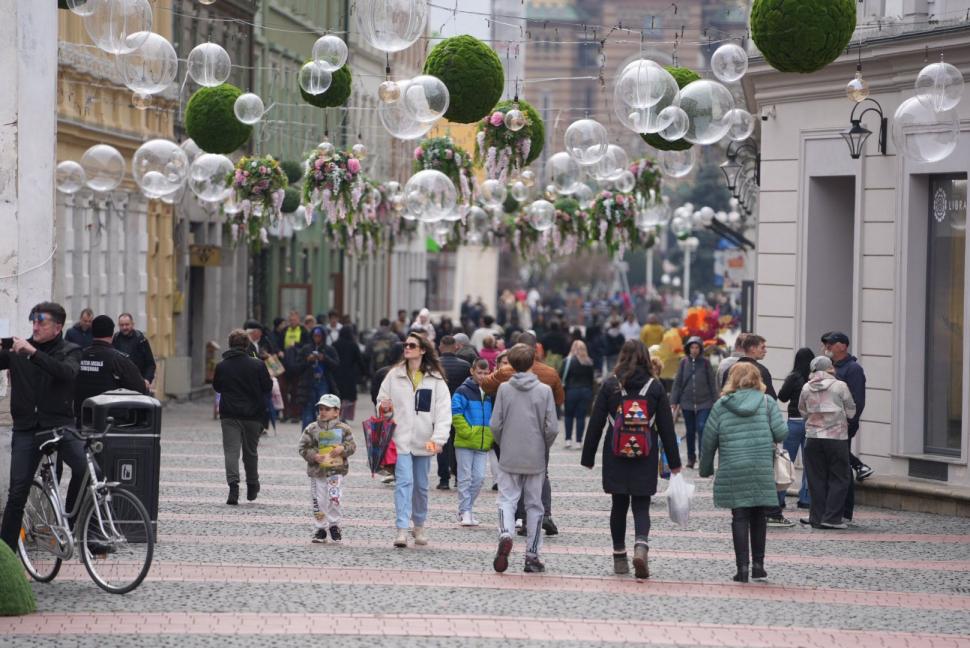 La Timișoara este scandal din cauza „ouălor cu picioare” puse lângă o statuie. Artistul cere să fie mutate, primăria nu vrea 1058982