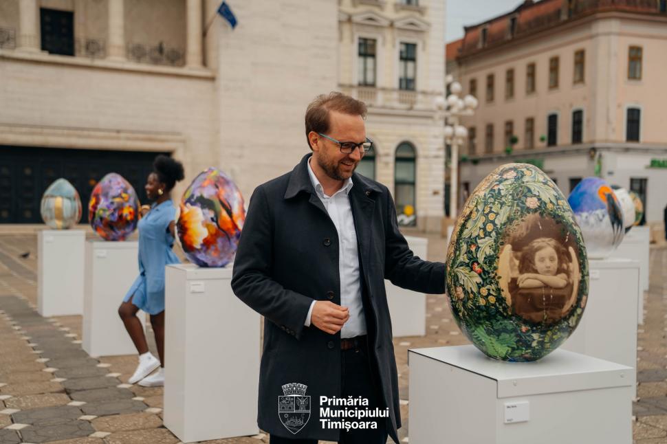 La Timișoara este scandal din cauza „ouălor cu picioare” puse lângă o statuie. Artistul cere să fie mutate, primăria nu vrea 1058983