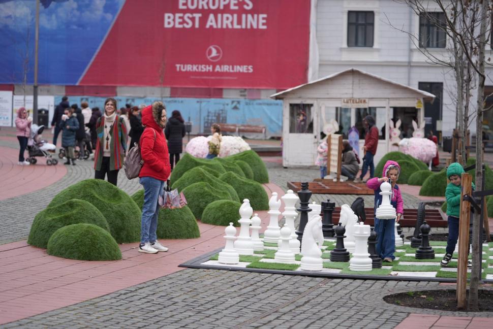 La Timișoara este scandal din cauza „ouălor cu picioare” puse lângă o statuie. Artistul cere să fie mutate, primăria nu vrea 1058989