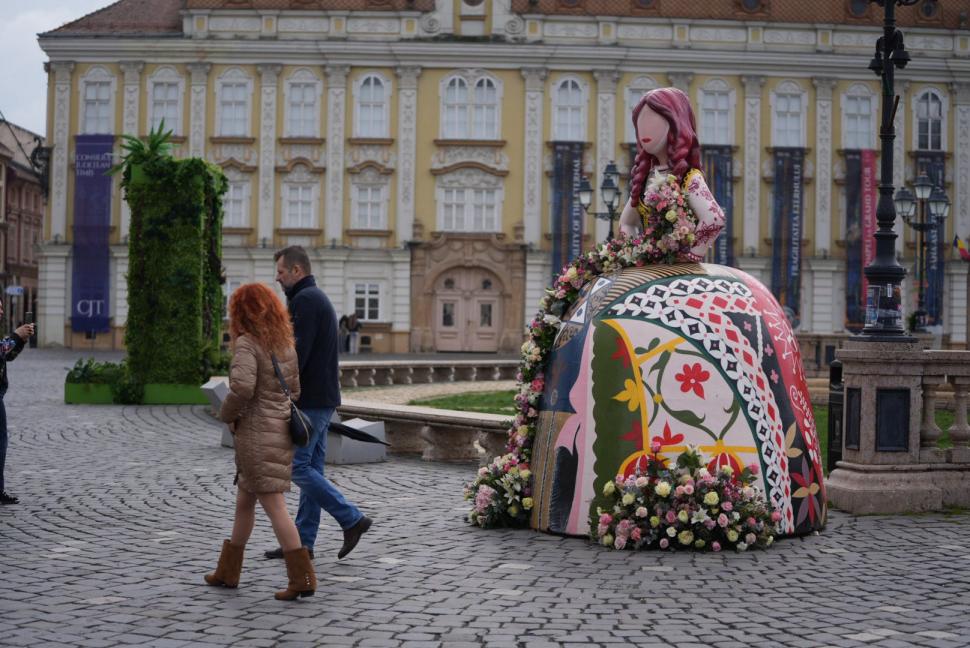 La Timișoara este scandal din cauza „ouălor cu picioare” puse lângă o statuie. Artistul cere să fie mutate, primăria nu vrea 1058990