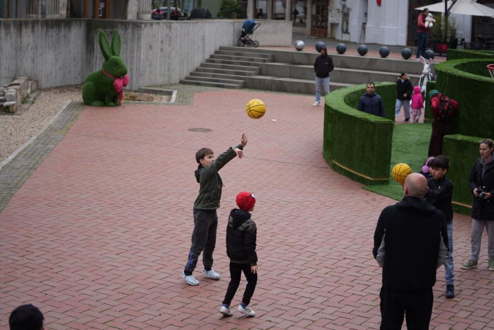 La Timișoara este scandal din cauza „ouălor cu picioare” puse lângă o statuie. Artistul cere să fie mutate, primăria nu vrea 1058991