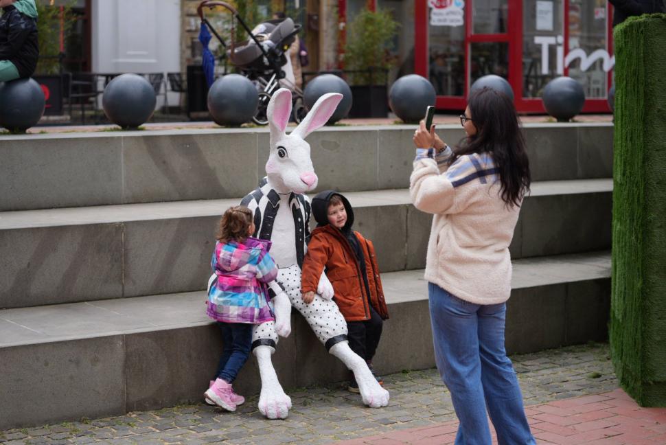 La Timișoara este scandal din cauza „ouălor cu picioare” puse lângă o statuie. Artistul cere să fie mutate, primăria nu vrea 1058992