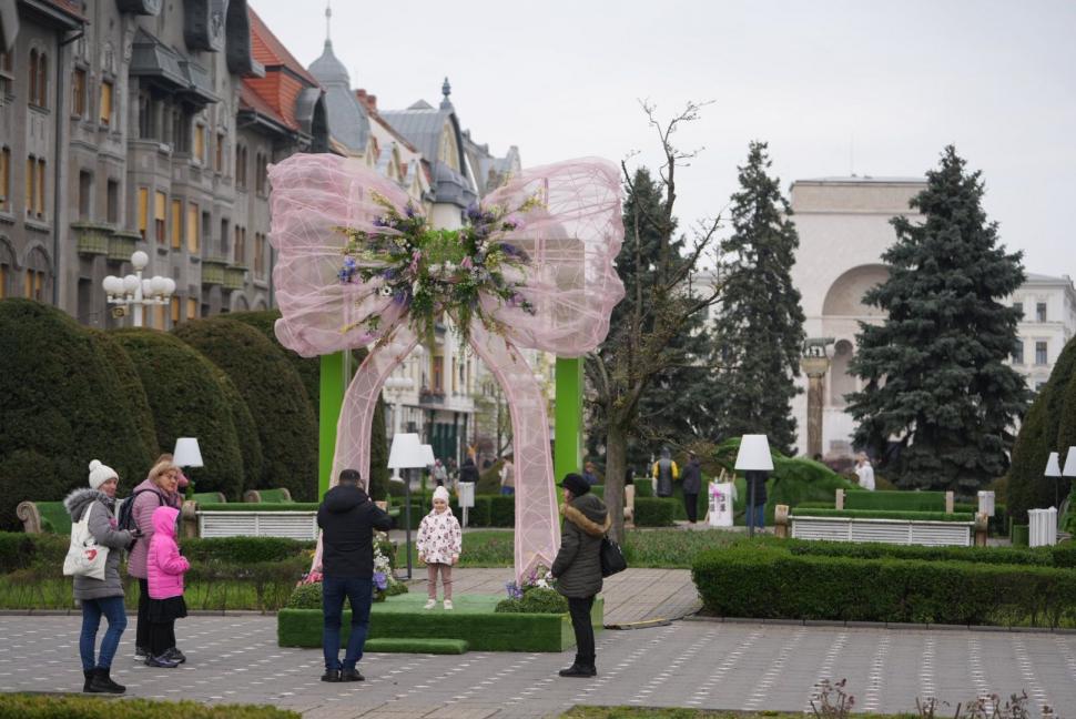 La Timișoara este scandal din cauza „ouălor cu picioare” puse lângă o statuie. Artistul cere să fie mutate, primăria nu vrea 1058993