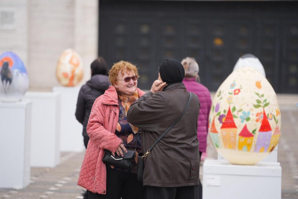 La Timișoara este scandal din cauza „ouălor cu picioare” puse lângă o statuie. Artistul cere să fie mutate, primăria nu vrea 1058994