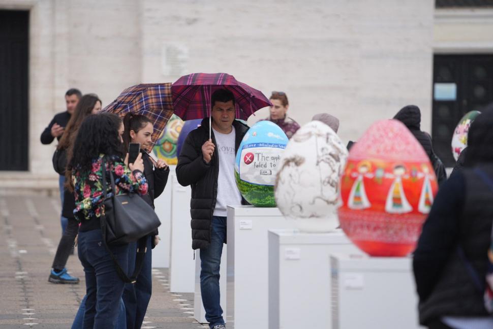 La Timișoara este scandal din cauza „ouălor cu picioare” puse lângă o statuie. Artistul cere să fie mutate, primăria nu vrea 1058995