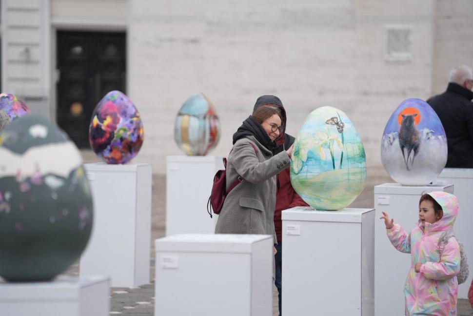 La Timișoara este scandal din cauza „ouălor cu picioare” puse lângă o statuie. Artistul cere să fie mutate, primăria nu vrea 1058996