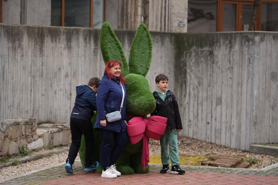 La Timișoara este scandal din cauza „ouălor cu picioare” puse lângă o statuie. Artistul cere să fie mutate, primăria nu vrea 1058997