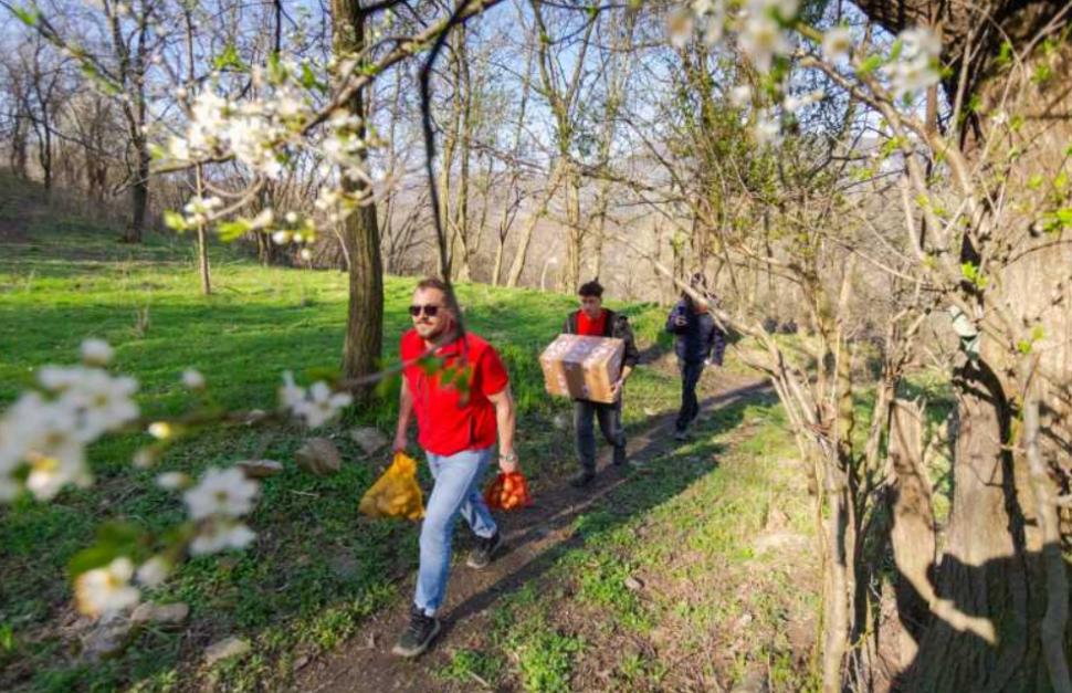 Un bătrân locuiește singur într-un sat din Munții Buzăului și merge 12 km până la magazin. Acum a primit un ajutor nesperat  1059057