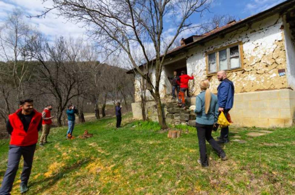 Un bătrân locuiește singur într-un sat din Munții Buzăului și merge 12 km până la magazin. Acum a primit un ajutor nesperat  1059059