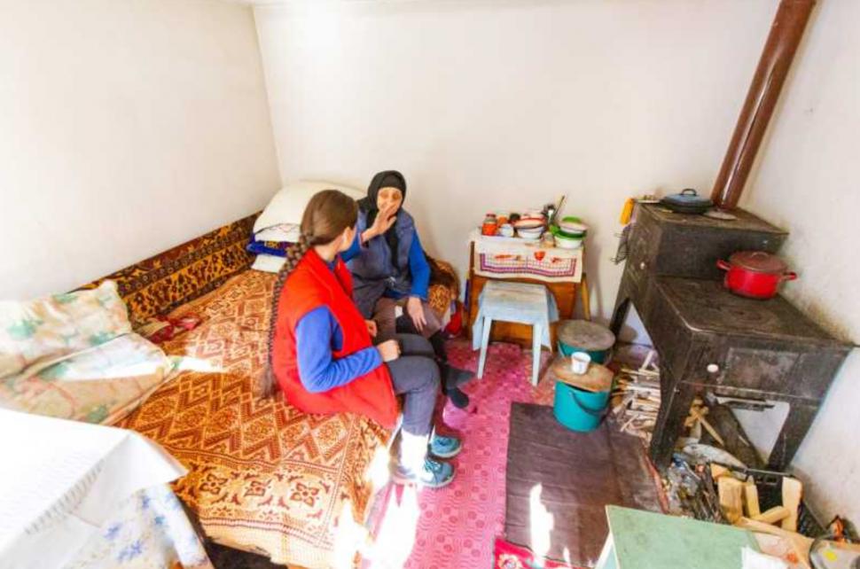 Un bătrân locuiește singur într-un sat din Munții Buzăului și merge 12 km până la magazin. Acum a primit un ajutor nesperat  1059060