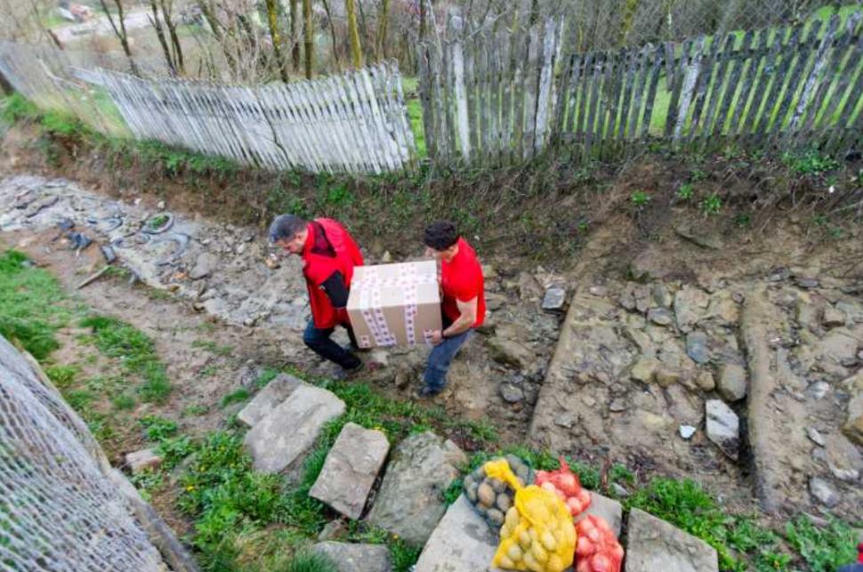 Un bătrân locuiește singur într-un sat din Munții Buzăului și merge 12 km până la magazin. Acum a primit un ajutor nesperat  1059061