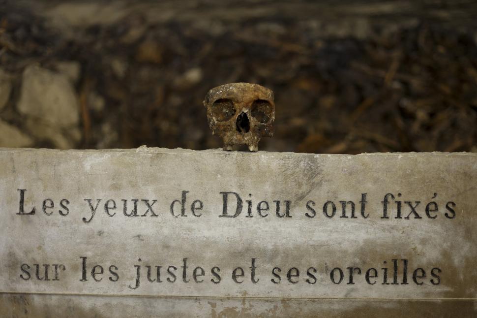 Craniile și oasele a șase milioane de oameni își așteaptă vizitatorii. Au fost redeschise catacombele Parisului 1059616