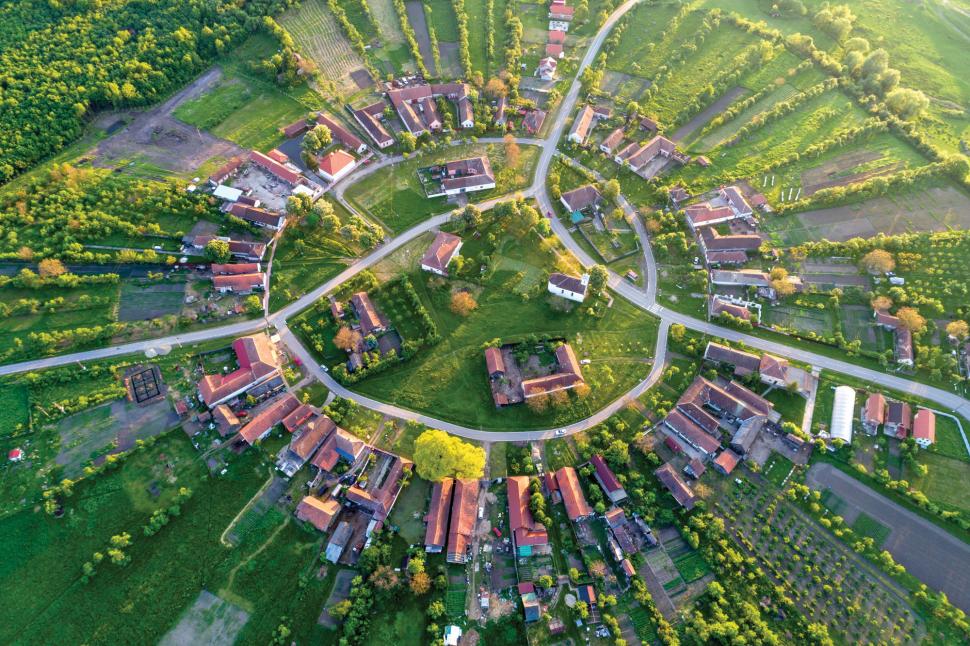 Satul unic în România „construit rotund”: Singurul șvab care mai locuiește în Charlottenburg povestește cum orășenii îi strică forma 1059374