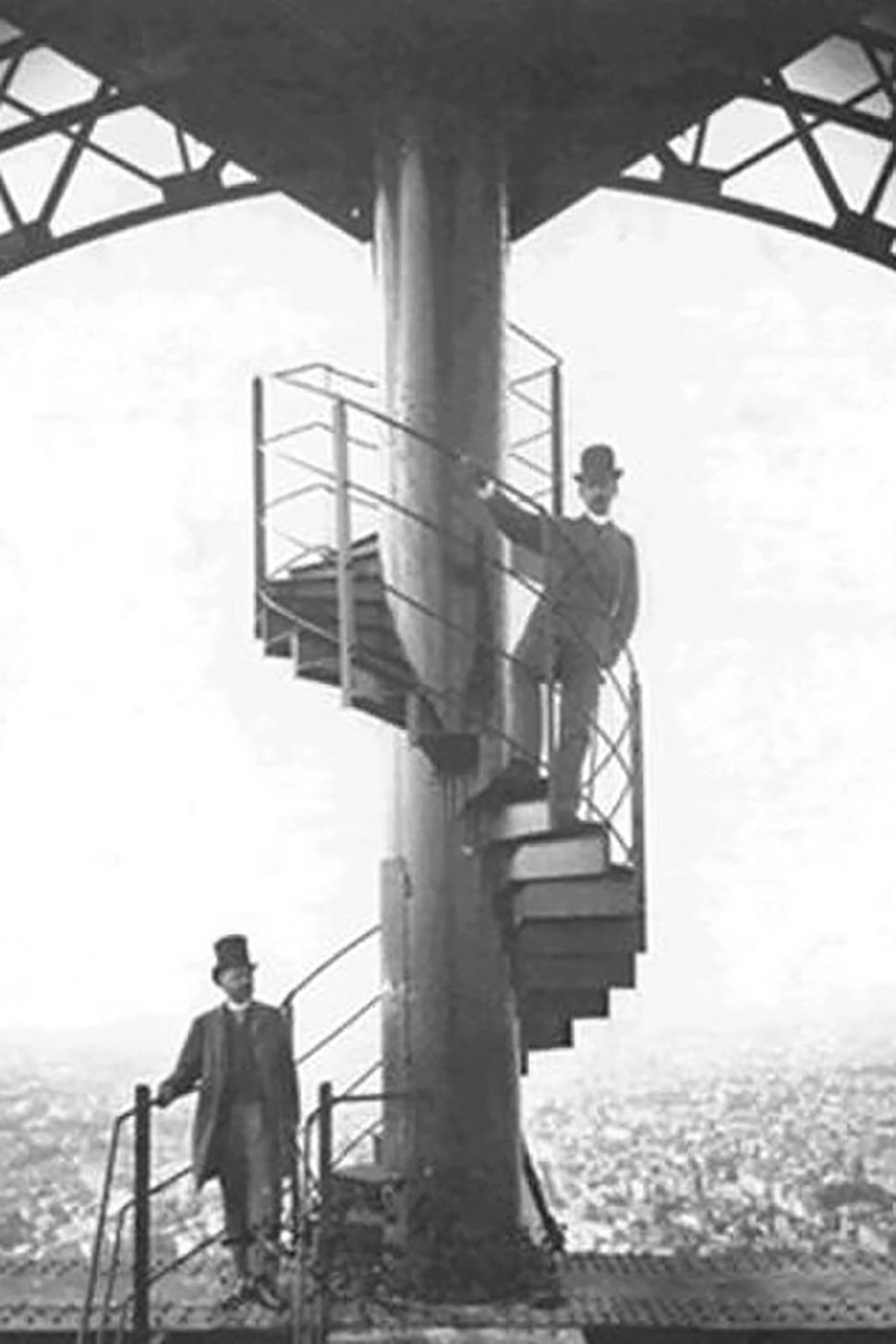 Se vinde o bucată din Turnul Eiffel. Cumpărătorul o poate lua acasă și trebuie să aibă spațiu suficient pentru ea 1059511