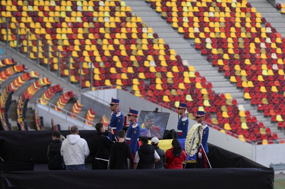 Imagini emoționante pe Arena Națională. Mulțimi de oameni vin să își ia rămas bun de la Mircea Lucescu 1059560