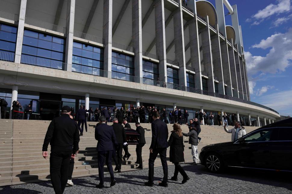 Imagini emoționante pe Arena Națională. Mulțimi de oameni vin să își ia rămas bun de la Mircea Lucescu 1059561