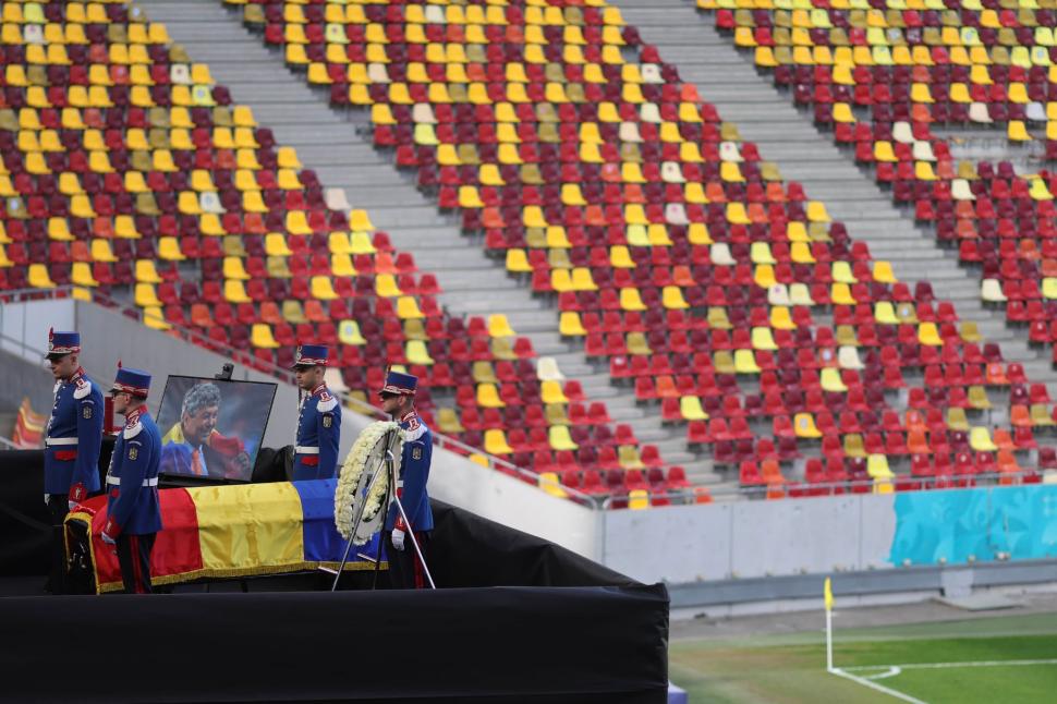 Imagini emoționante pe Arena Națională. Mulțimi de oameni vin să își ia rămas bun de la Mircea Lucescu 1059563