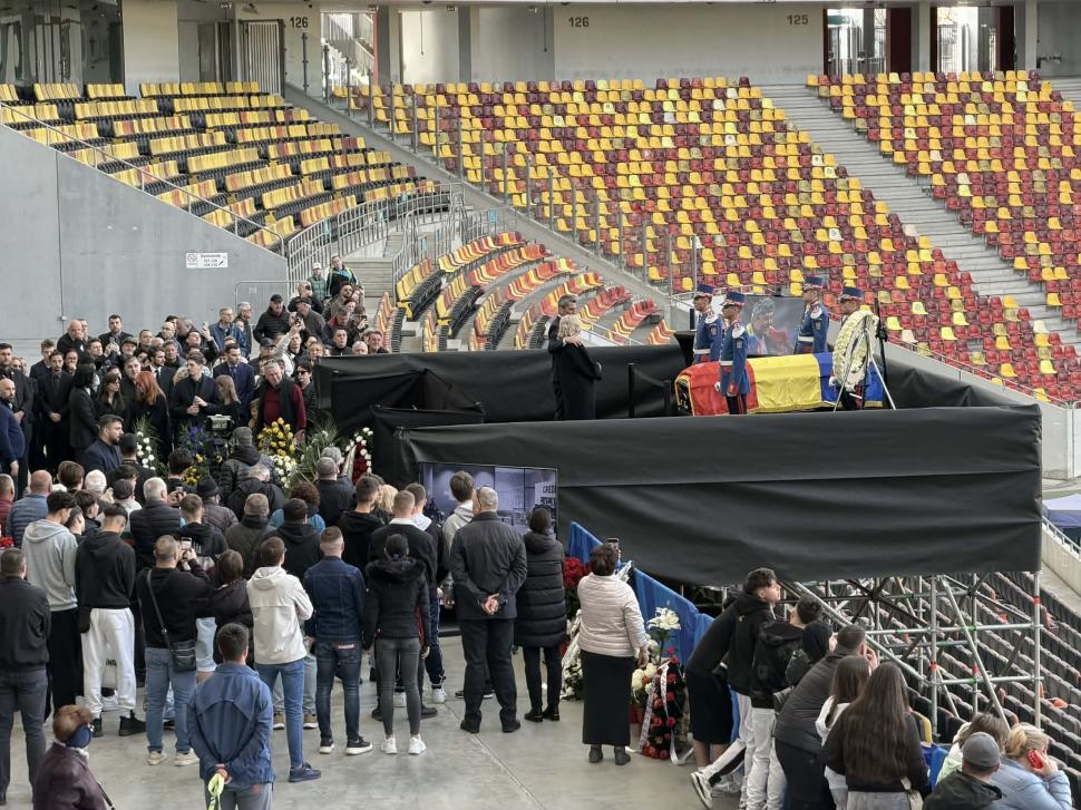 Imagini emoționante pe Arena Națională. Mulțimi de oameni vin să își ia rămas bun de la Mircea Lucescu 1059564